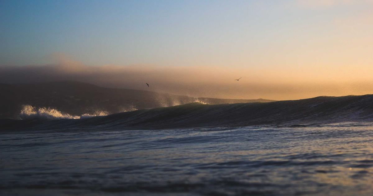 Рианна и A$AP Rocky идут вместе по улице Парижа во время Недели моды