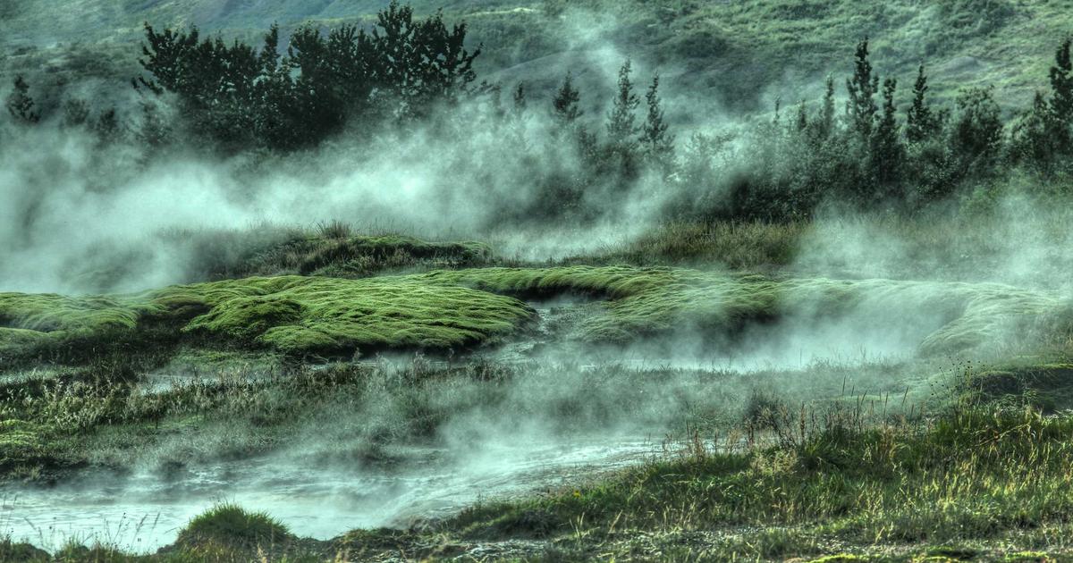 Вид на фьорд в Гренландии с айсбергом — потенциальное место для строительства дата-центра