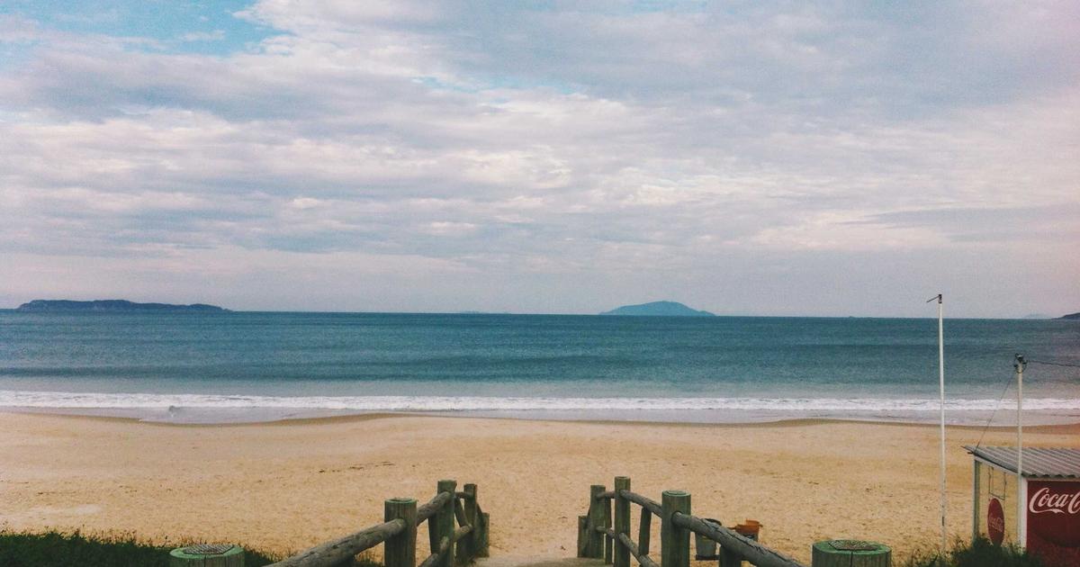 Человек расслабленно принимает ледяную ванну в современном домашнем пространстве