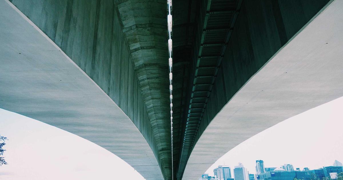 Логотип криптобиржи Gemini на фоне здания суда или юридических документов