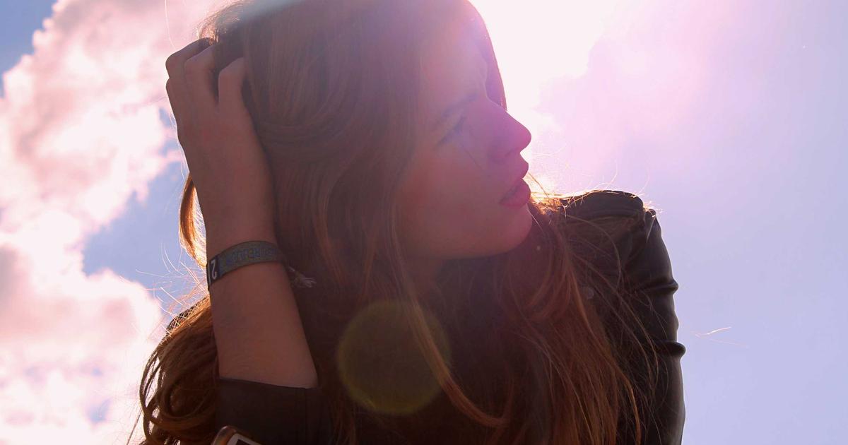 Родители и ребёнок обсуждают финансовое планирование и накопления на будущее