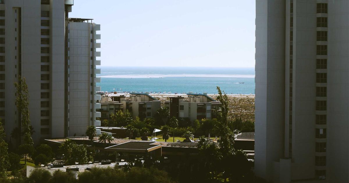 Американский теннисист Бен Шелтон оставляет сообщение на телекамере после матча на Australian Open