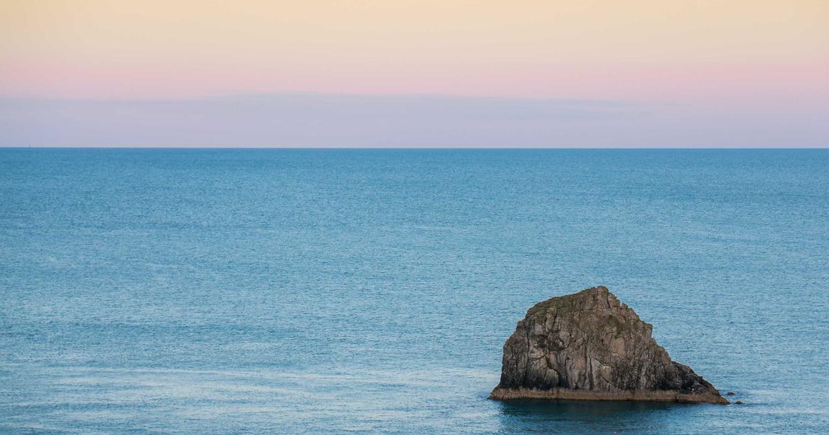 Улица в Индии с людьми на фоне рынка