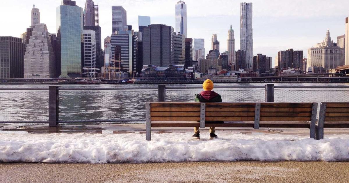 Внутренний вид современного научно-исследовательского реактора или высокотехнологичная лаборатория, символизирующая термоядерный синтез