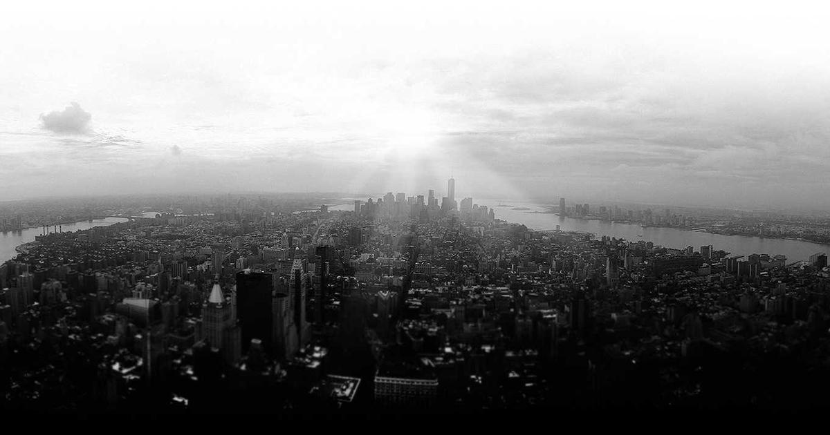 Молодая пара из Таиланда: девушка и два брата-близнеца