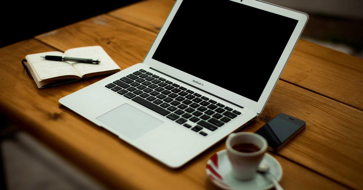 Графическое изображение защищенного облачного хранилища для бизнеса с символами безопасности и данных.