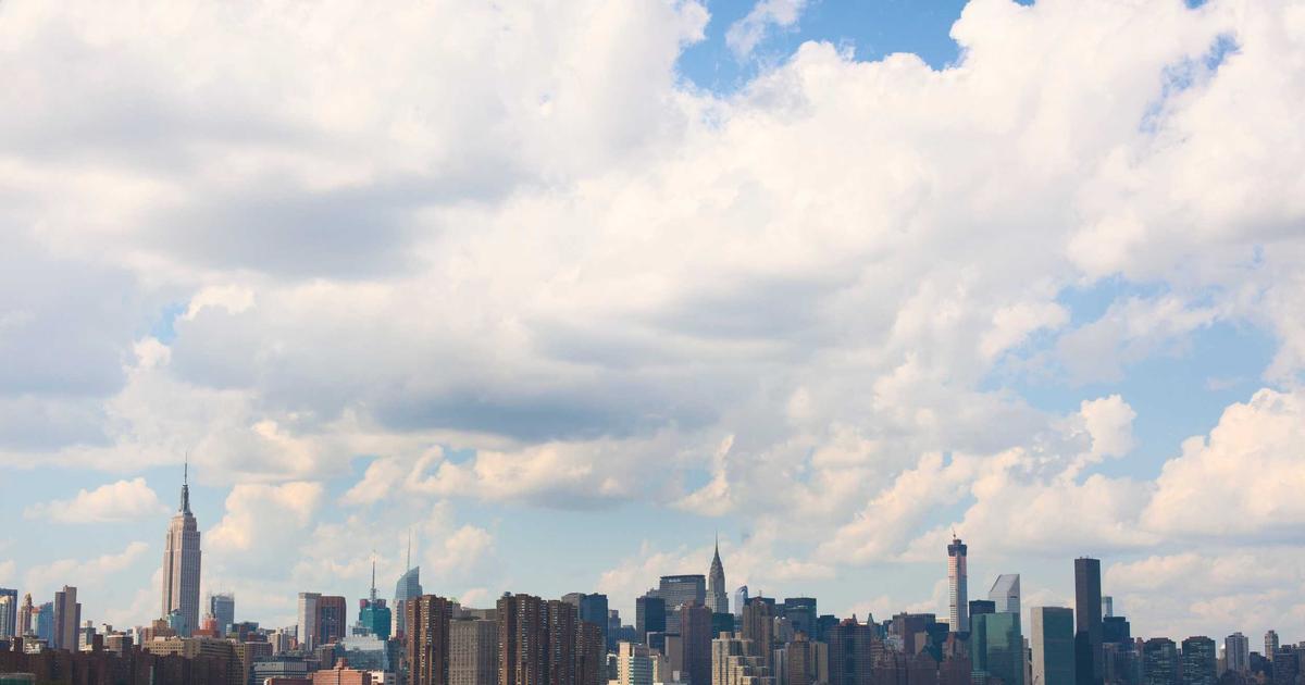 Предприниматель за ноутбуком, изучающий бизнес-идеи с помощью искусственного интеллекта