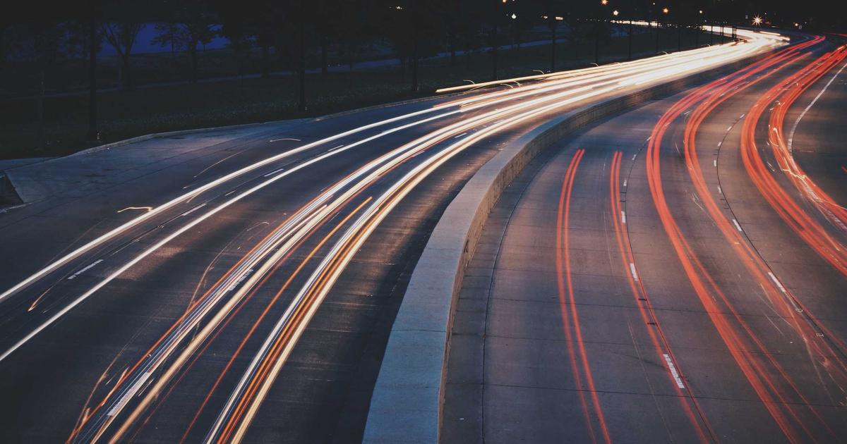 Улица в Миннеаполисе, возможно, с присутствием правоохранительных органов или участников событий.