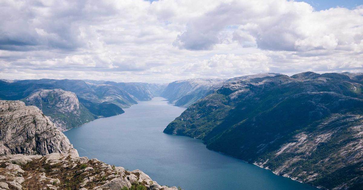 Слуховые аппараты Phonak Audeo Infinio Ultra Sphere заушного типа на темном фоне