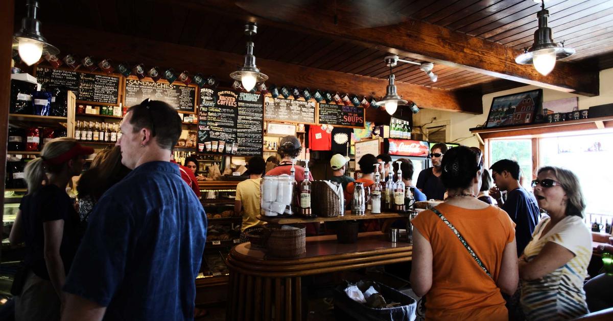 Агенты пограничной службы на месте инцидента, вокруг группа людей