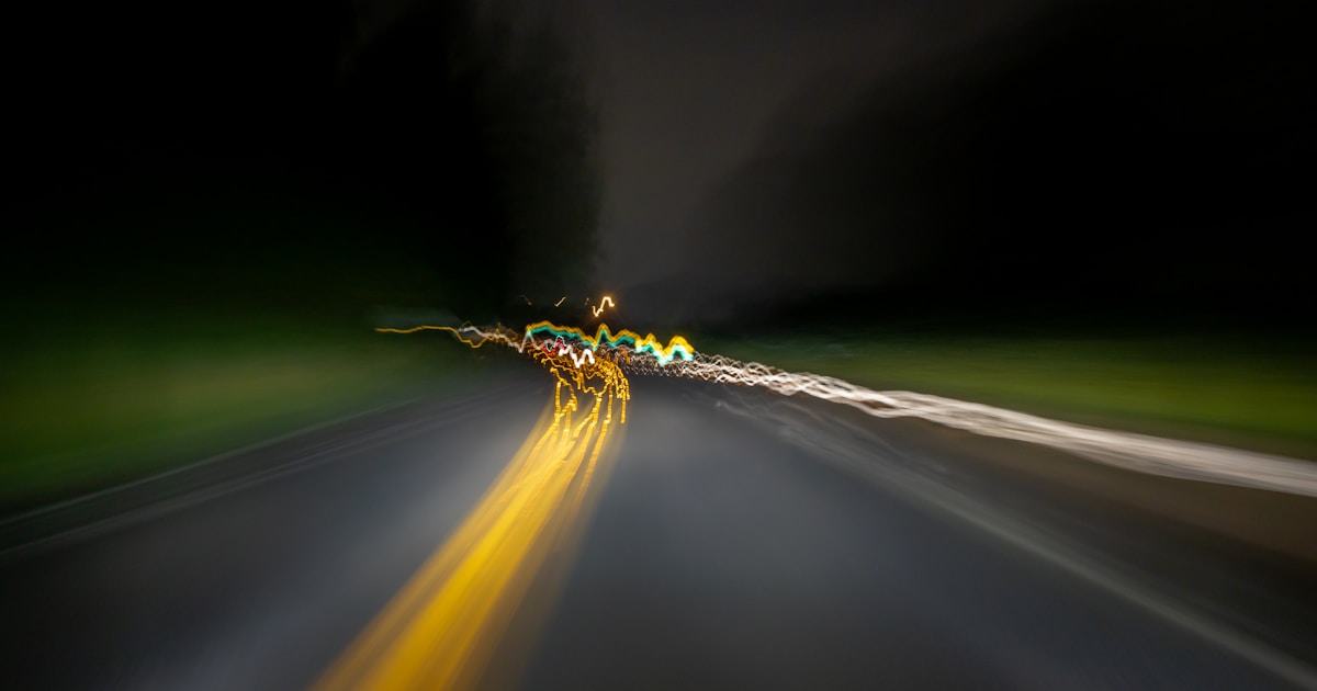 Место дорожно-транспортного происшествия ночью с полицейским ограждением