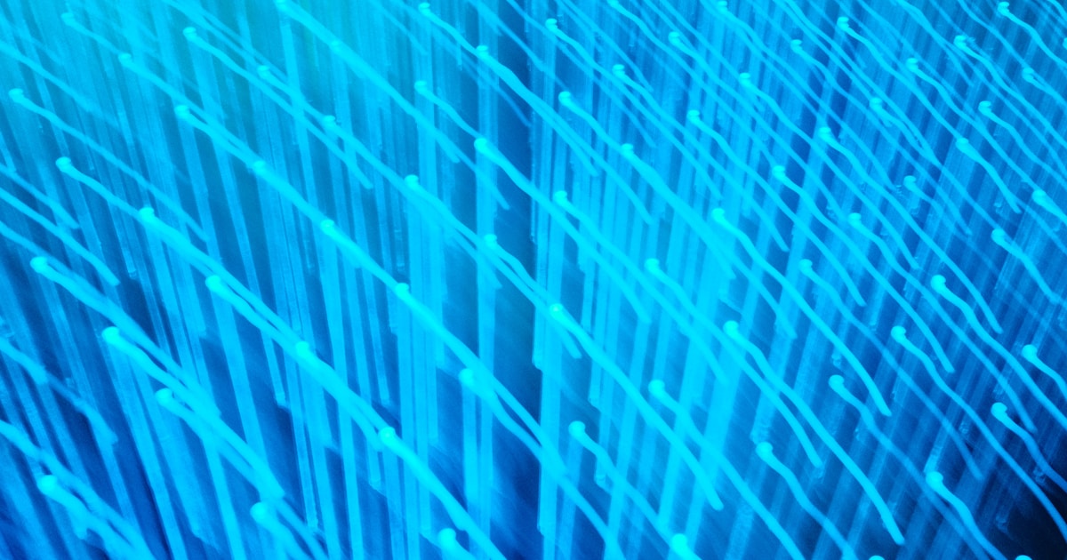 Команда бизнесменов анализирует данные на экране с графиками и диаграммами