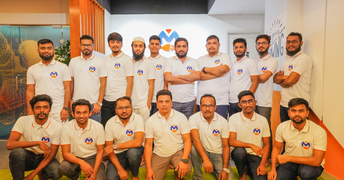 Люди и искусственный интеллект работают вместе за столом переговоров, обсуждая проект на экране