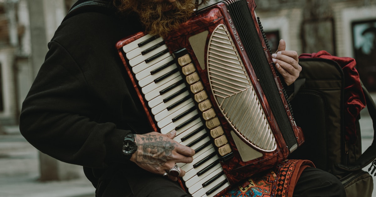 Музыкант исполняет трогательную песню в память о ветеране