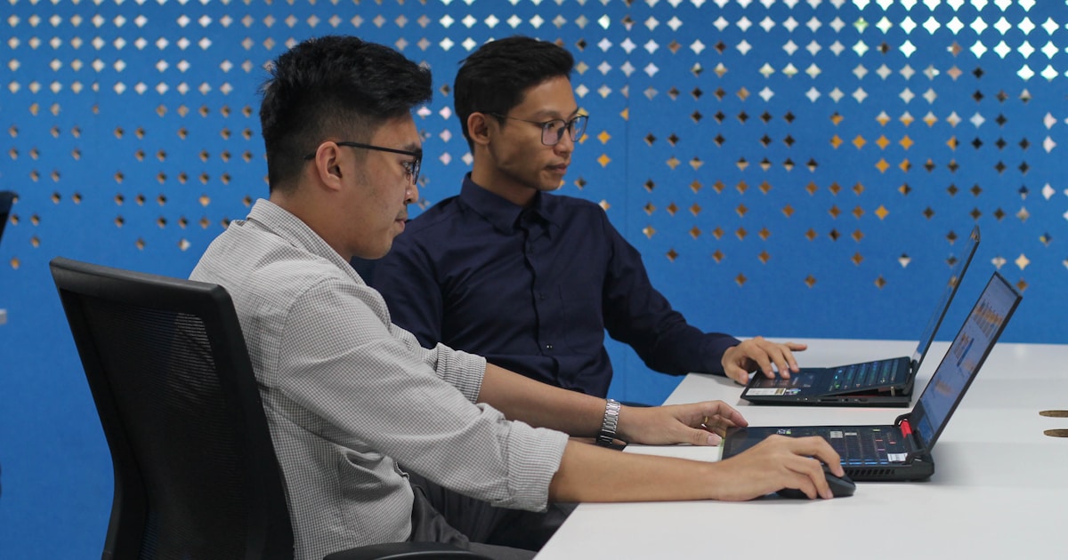 Команда Synthesia обсуждает развитие платформы искусственного интеллекта для корпоративного обучения