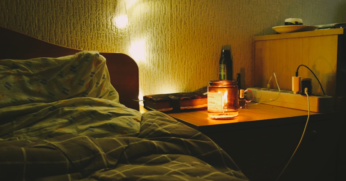 Человек спит в затемнённой комнате, иллюстрация здорового сна