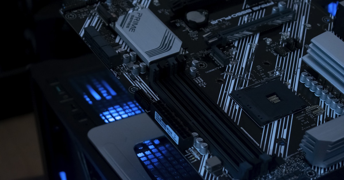 Логотипы компаний Nvidia и CoreWeave на фоне серверного оборудования в дата-центре