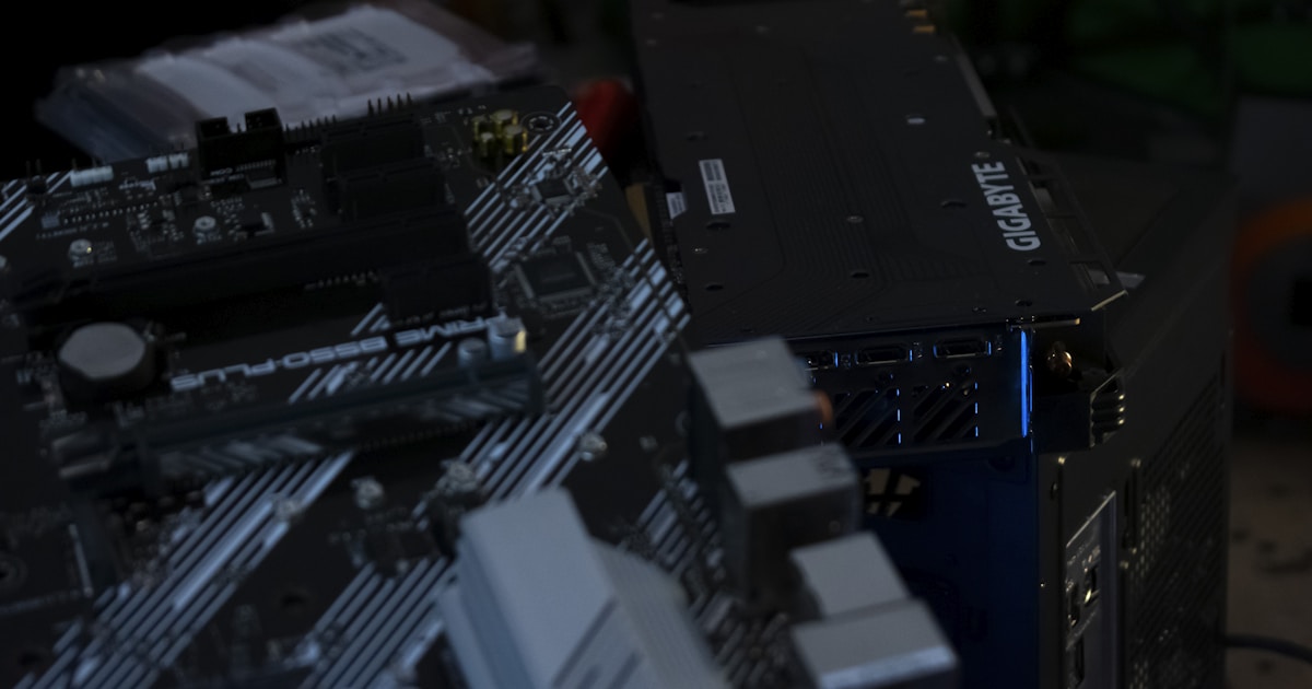 Логотип TSMC на стене в научно-промышленном парке в Синьчжу, Тайвань