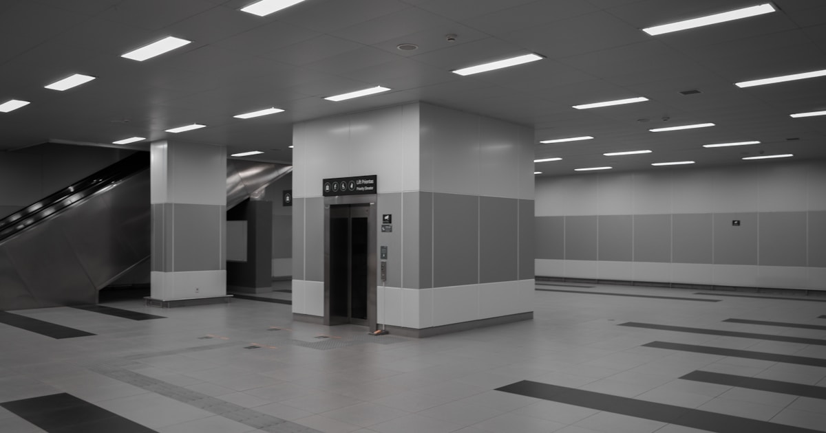 Серверное оборудование в дата-центре, символизирующее сбои в работе TikTok