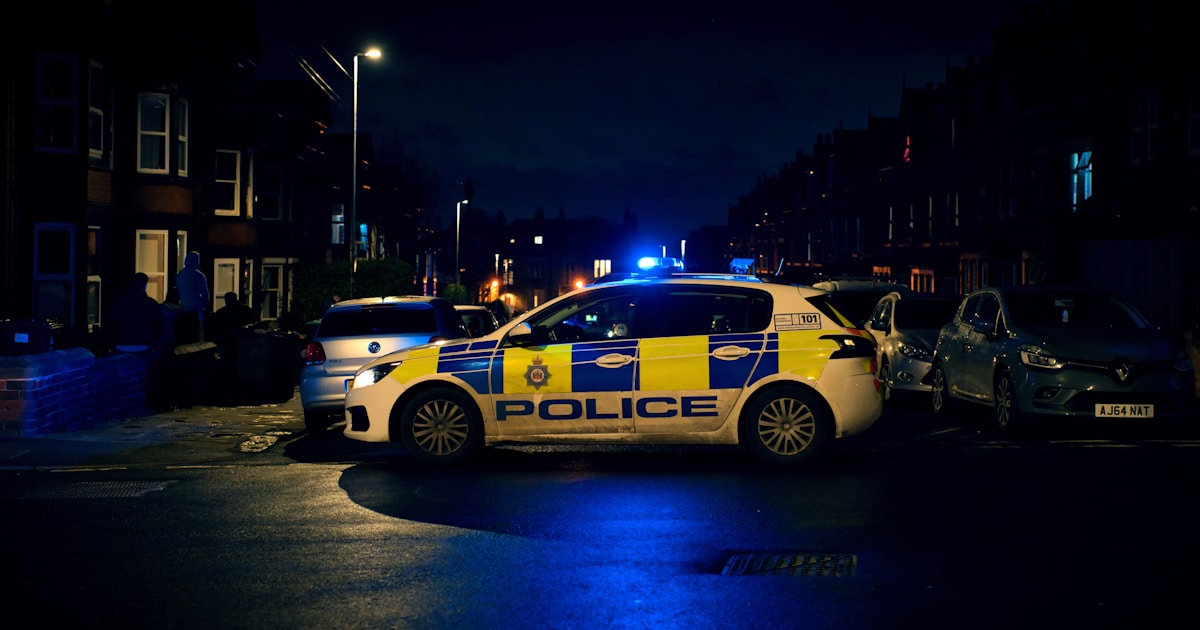 Врач оказывает первую помощь на месте происшествия