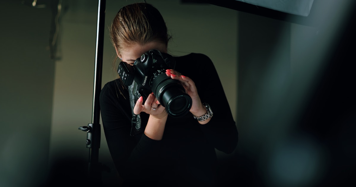 Эмбер Хёрд на интервью или кадр из документального фильма