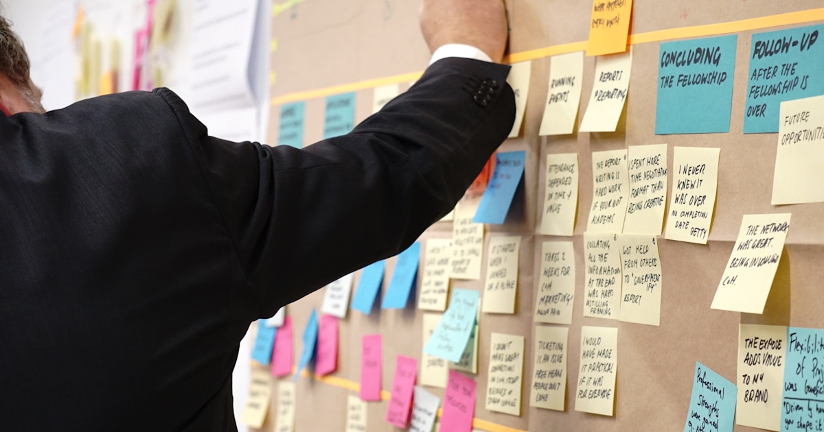 Предприниматель анализирует данные на ноутбуке, планируя стратегию адаптации бизнеса