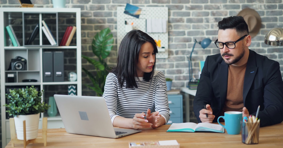 Предприниматель обсуждает стратегию роста с командой на совещании