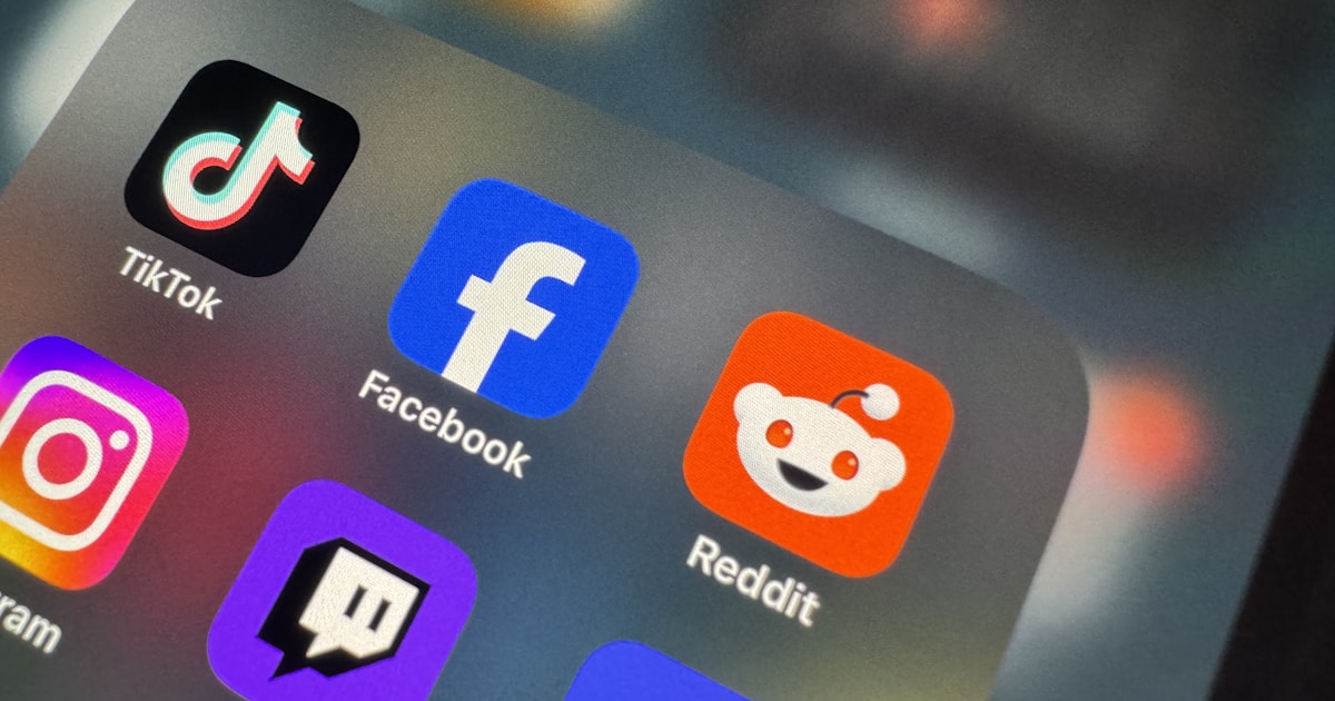 График роста скачиваний приложения UpScrolled в App Store