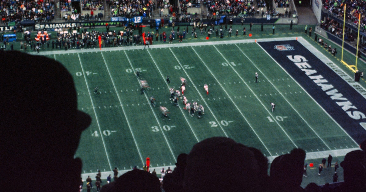 Трэвис Келси на футбольном поле в форме Канзас-Сити Чифс