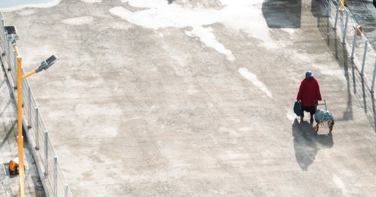 Заснеженный аэропорт с отмененными рейсами на табло во время зимнего шторма