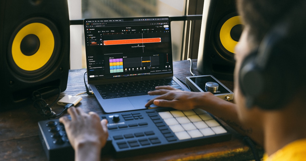 Логотип Deezer на экране смартфона или ноутбука, символизирующий музыкальный стриминг и технологии