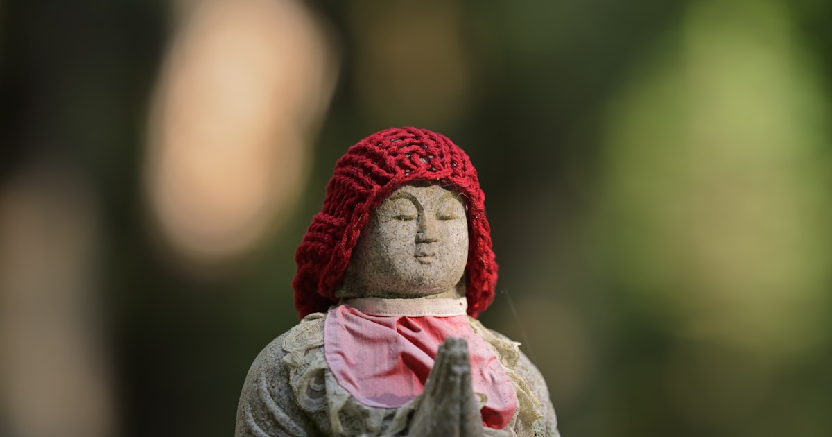 Женщина практикует медитацию с закрытыми глазами в спокойной обстановке