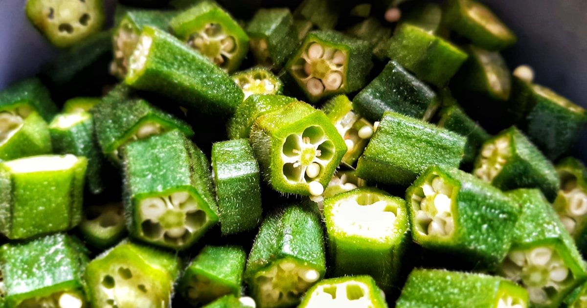 Кремовый дип из артишоков и капусты кале в сервировочной миске с чипсами из питы