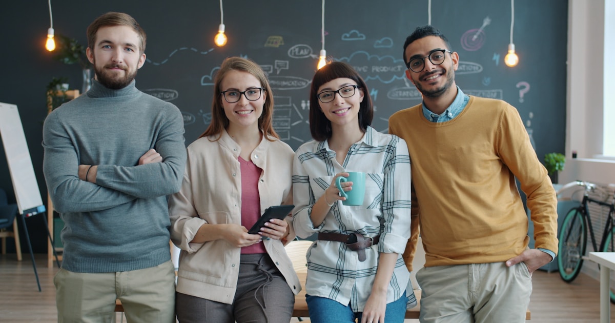 Фрилансер за ноутбуком обсуждает проект с удаленными коллегами на экране