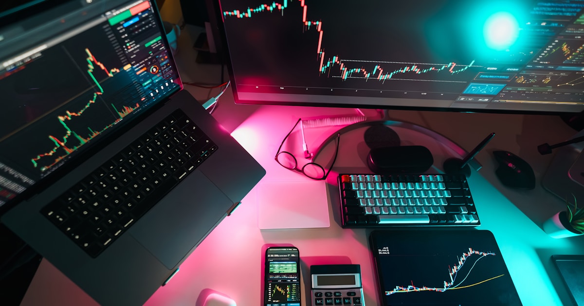 Графики фондовых индексов на экране монитора с финансовыми данными