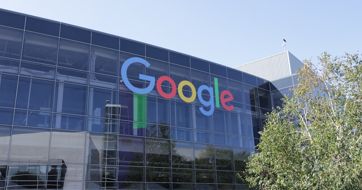 Сотрудники Google обсуждают рабочие вопросы в офисе