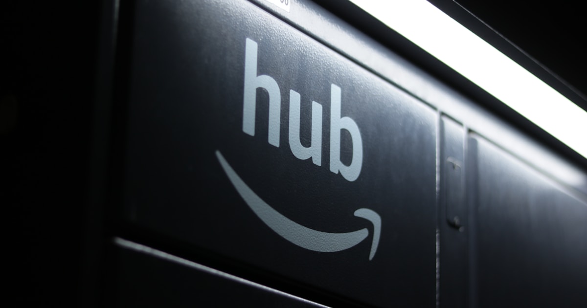 Логотип Amazon и символы искусственного интеллекта на фоне цифрового маркетплейса