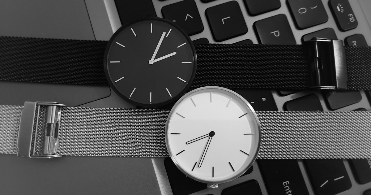 Рука ставит галочку на выполненном задании в ежедневнике рядом с чашкой кофе