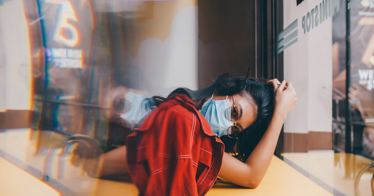 Кадр из шоу Любовь вслепую 10 сезон, участница в капсуле