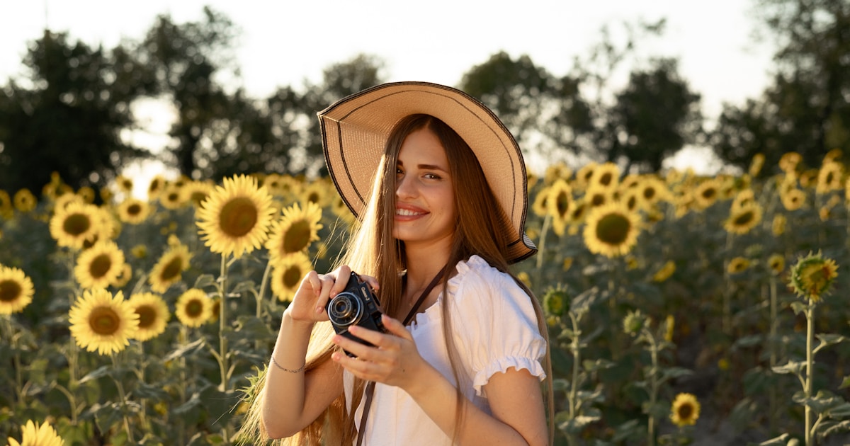 Женщина наносит солнцезащитный крем на лицо на фоне солнечного дня