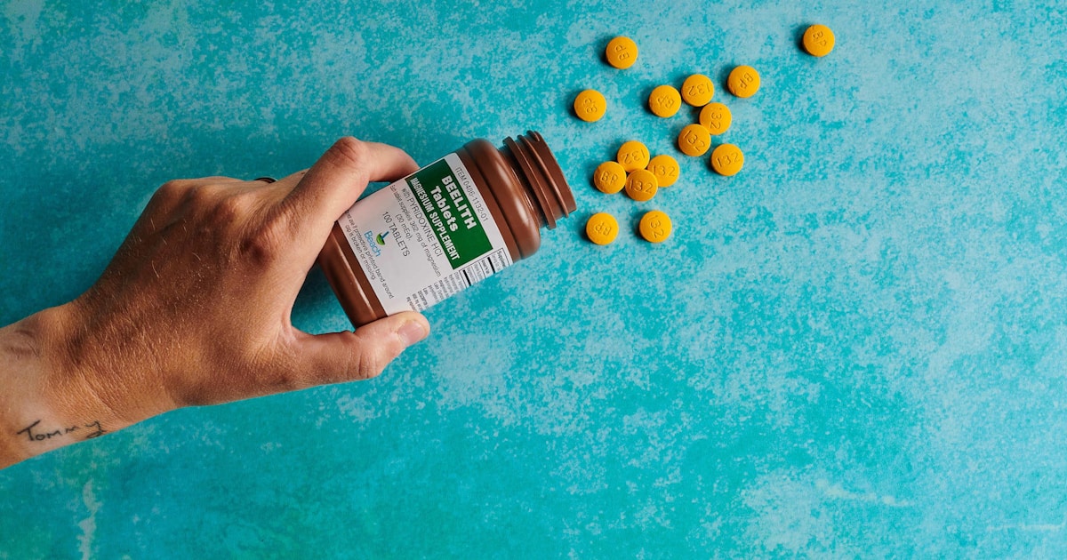 Натуральные пищевые добавки для контроля аппетита на белом фоне