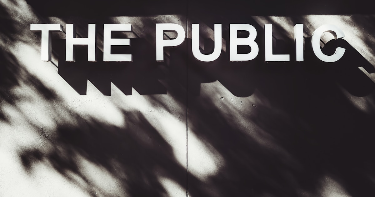 Совещание команды PR-агентства с клиентом за столом переговоров