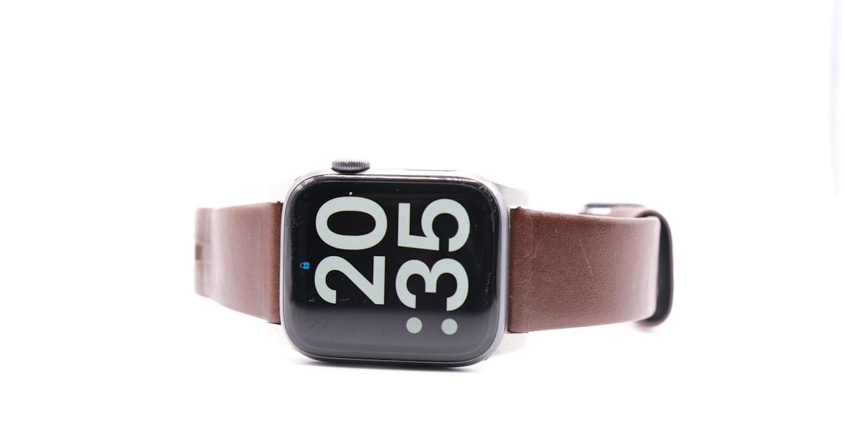 Ребёнок с Apple Watch на руке, на экране показана настройка для семьи