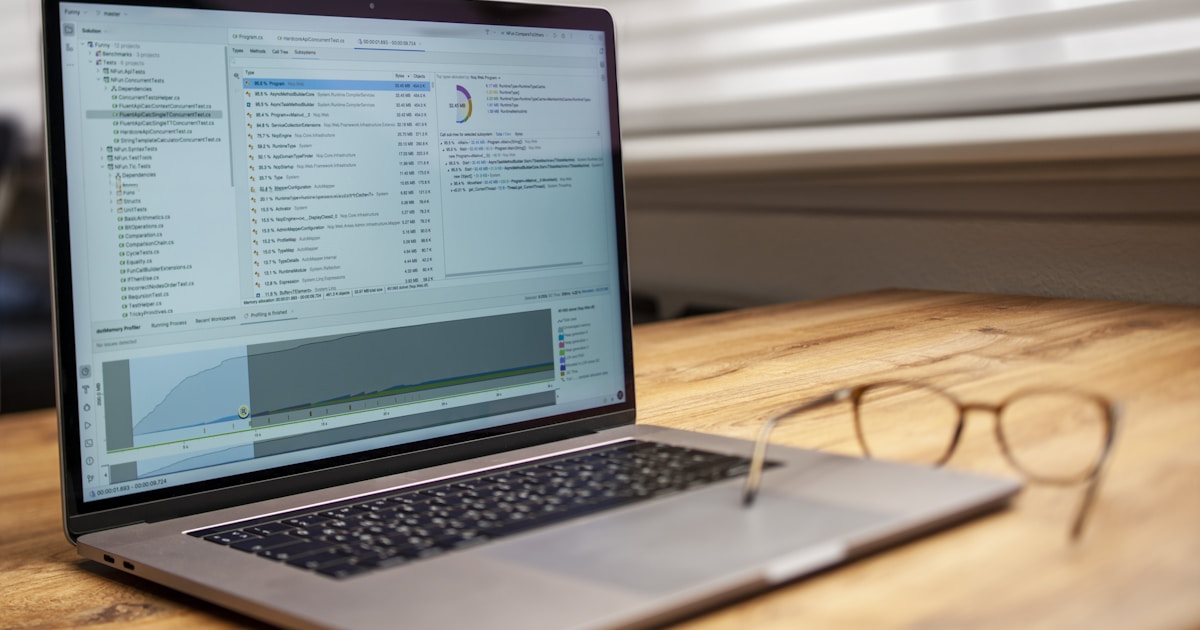 Сравнение лучших бюджетных ноутбуков 2026 года на столе