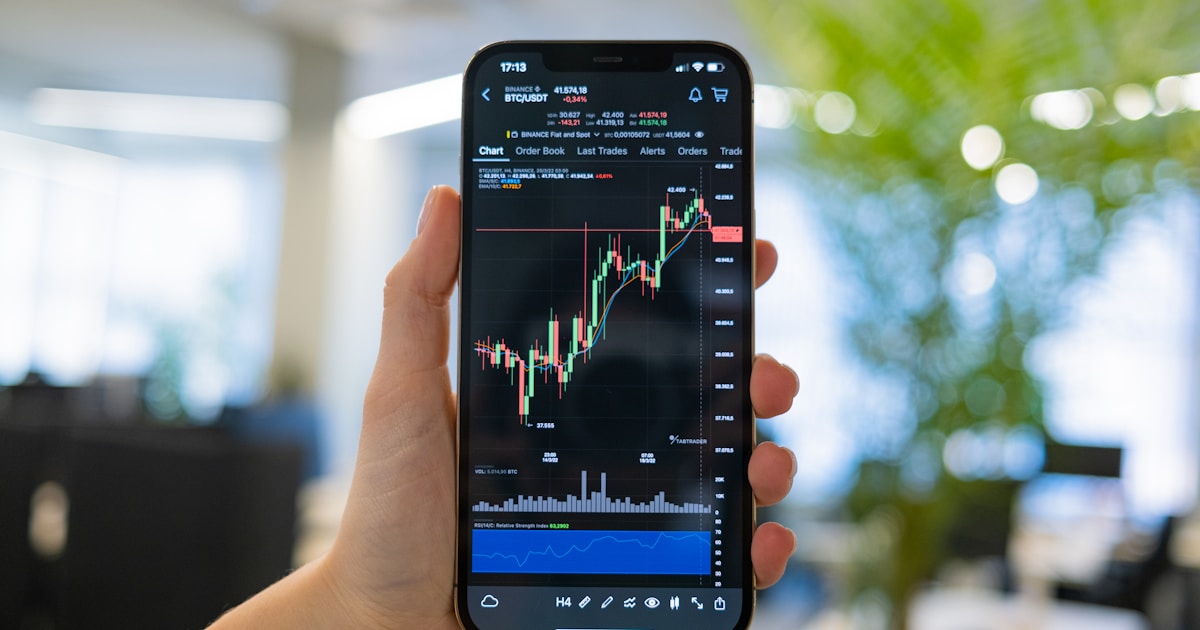 График биржевых котировок и финансовые новости на экране монитора