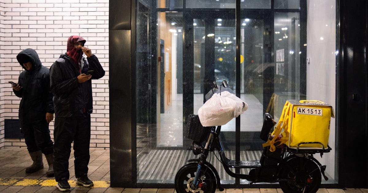 Иллюстрация: приложение Uber Eats с интерфейсом ИИ-помощника для формирования продуктовой корзины