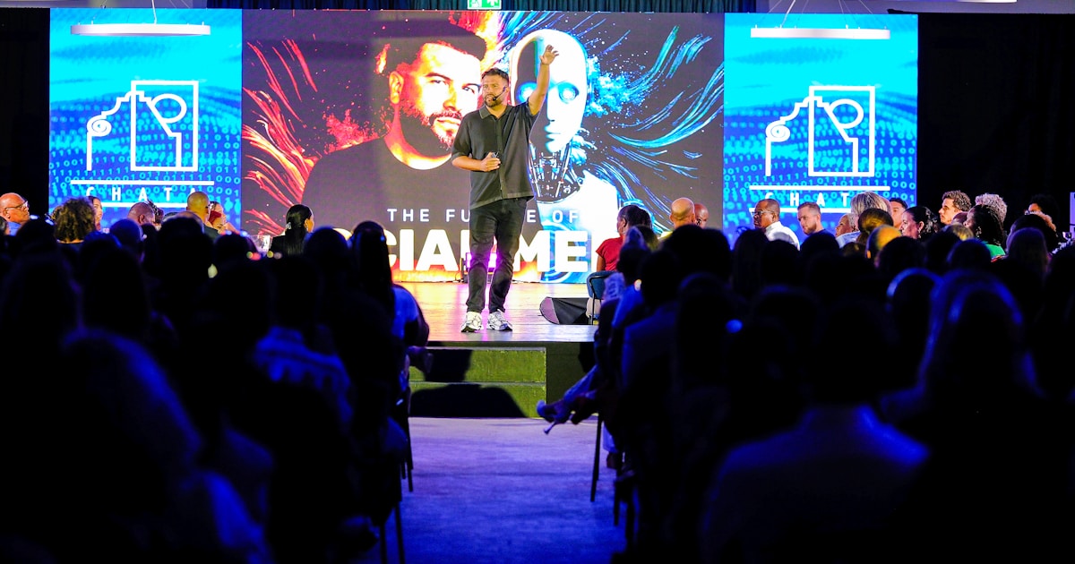 Руководители технологических компаний обсуждают искусственный интеллект на деловой встрече