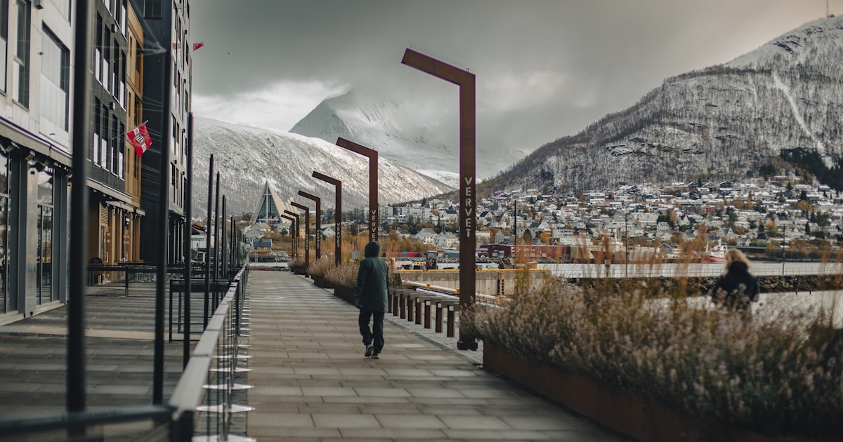 Норвежский биатлонист Стюрла Хольм Лэгрейд даёт интервью после завоевания бронзовой медали