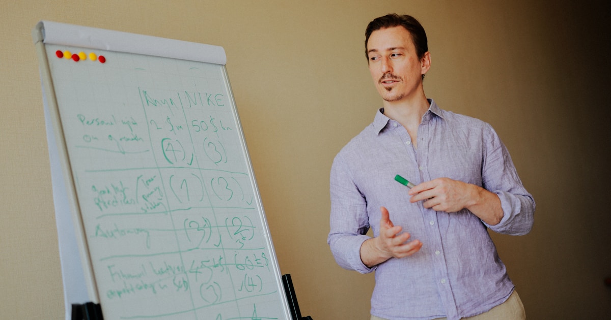 Предприниматель планирует инновации за рабочим столом с ноутбуком и блокнотом