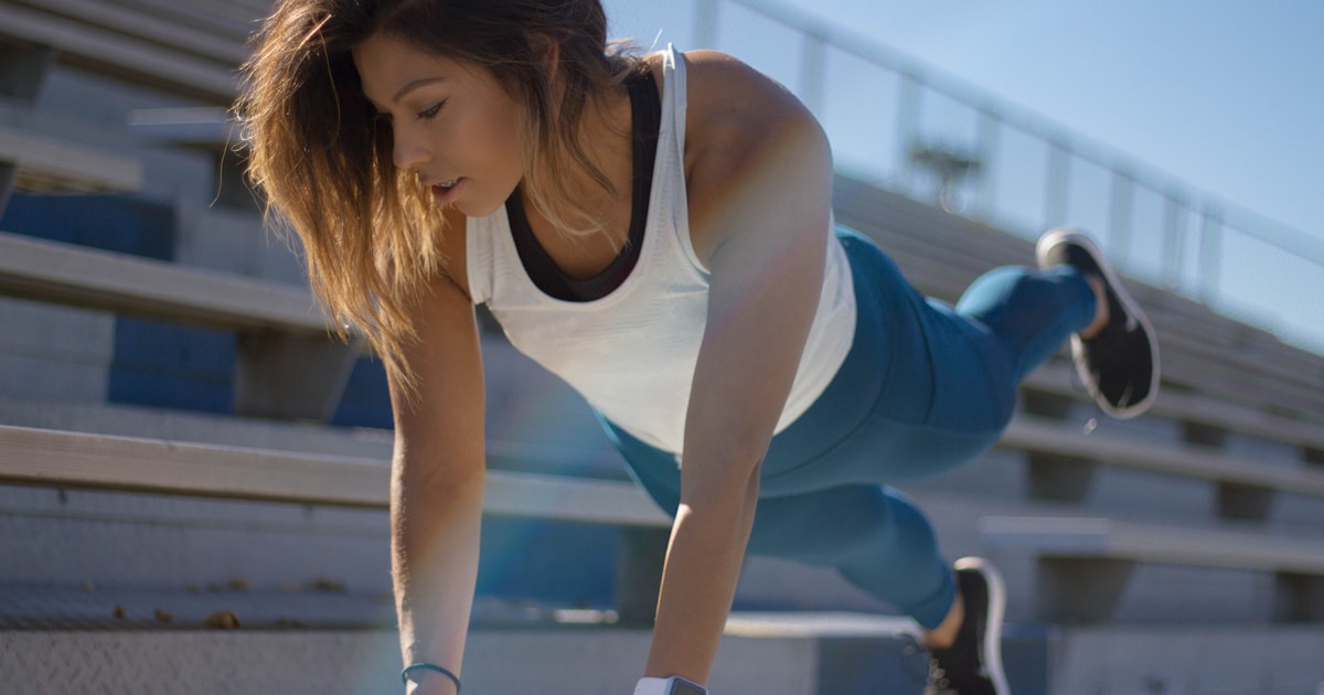 Предприниматель выполняет силовое упражнение в спортзале